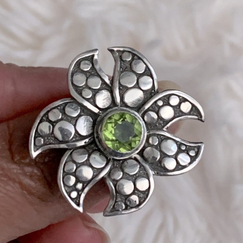 🌺 Gorgeous 925K Solid Sterling Silver Green Peridot Dot Flower Ring 7.5